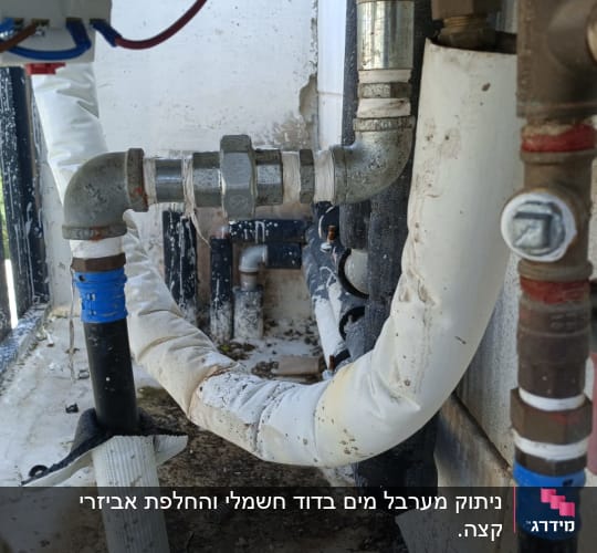 צנרת ומחברים במערכת חימום סולארית